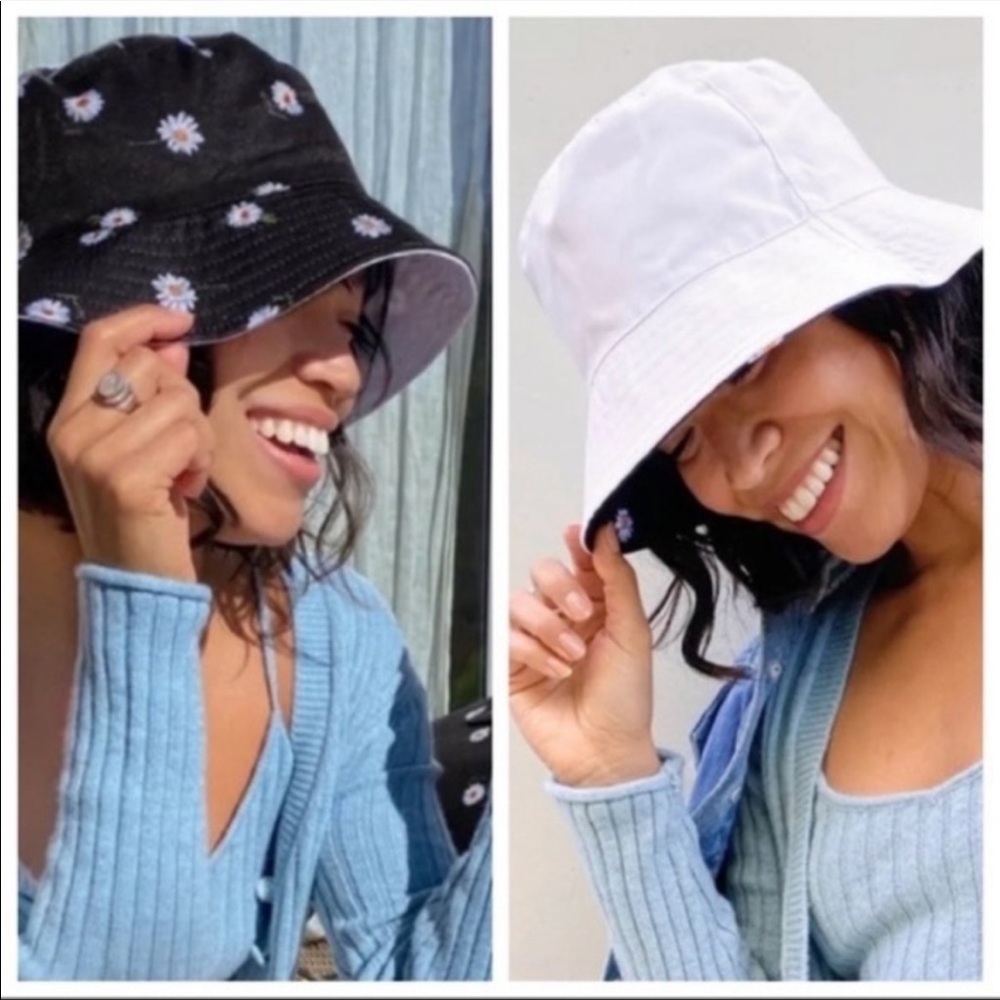 NWT Alice + Olivia flowered daisy reversible bucket hat white